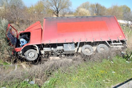 Devrilen kamyonun şoförü emniyet kemeri sayesinde kurtuldu