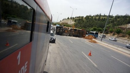 Devrilen kum yüklü kamyon trafiği kilitledi