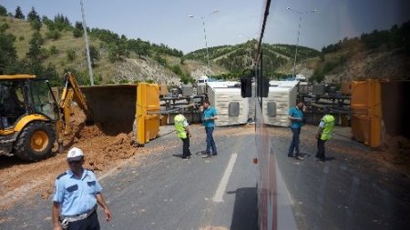 Devrilen kum yüklü kamyon trafiği kilitledi