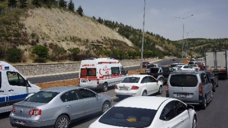 Devrilen kum yüklü kamyon trafiği kilitledi