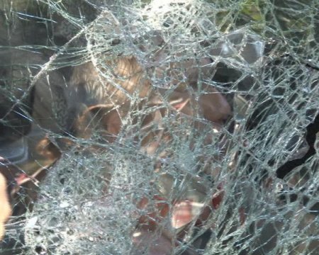 Devrilen otomobilde ecel terleri döktü