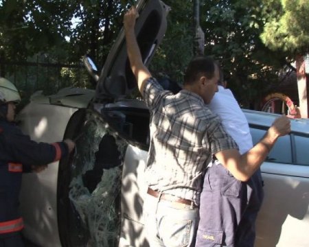 Devrilen otomobilde ecel terleri döktü