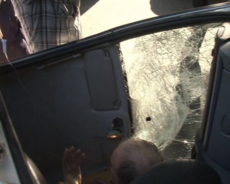 Devrilen otomobilde ecel terleri döktü