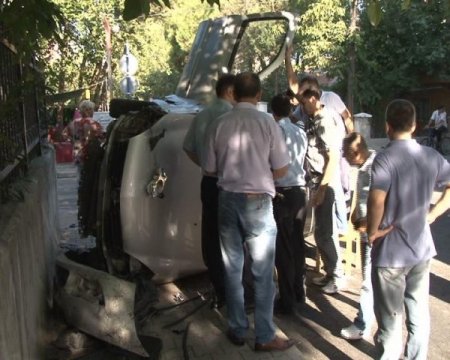 Devrilen otomobilde ecel terleri döktü