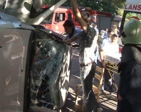 Devrilen otomobilde ecel terleri döktü