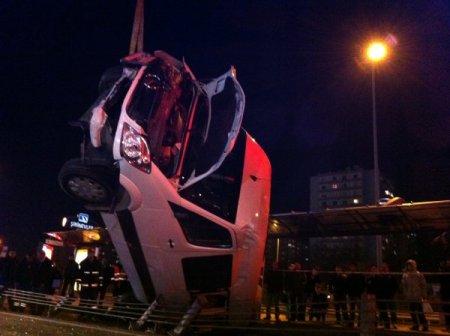 Devrilen servis minibüsü metrobüs durağına daldı