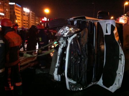 Devrilen servis minibüsü metrobüs durağına daldı