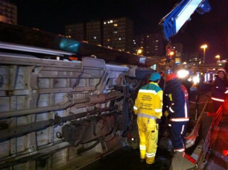 Devrilen servis minibüsü metrobüs durağına daldı