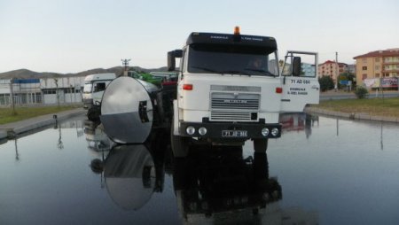 Devrilen Tankerden Yola 20 Ton Sıcak Asfalt Döküldü