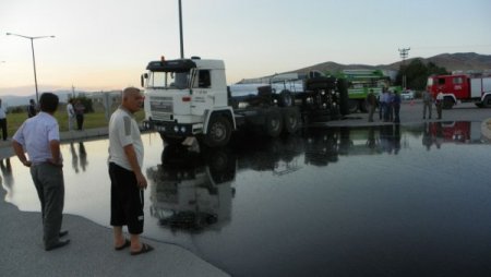 Devrilen Tankerden Yola 20 Ton Sıcak Asfalt Döküldü