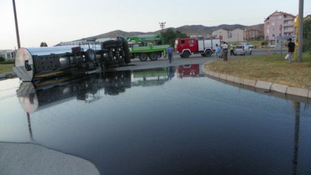 Devrilen Tankerden Yola 20 Ton Sıcak Asfalt Döküldü