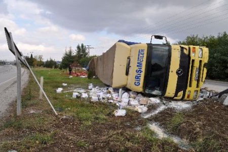 Devrilen Tır'dan Yara Almadan Kurtuldu