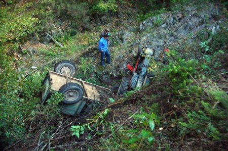 Devrilen traktörün altında kalan sürücü öldü