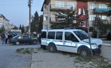 Devriye gezen polis otomobili kaza yaptı: 3'ü polis 4 yaralı