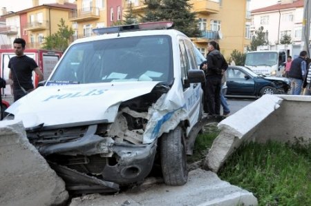 Devriye gezen polis otomobili kaza yaptı: 3'ü polis 4 yaralı