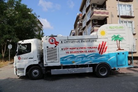 Dezenfekte aracı ile çöp konteynerları yerinde temizleniyor
