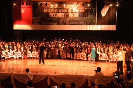 Dicle Üniversitesi öğrencileri mezuniyet coşkusu yaşadı