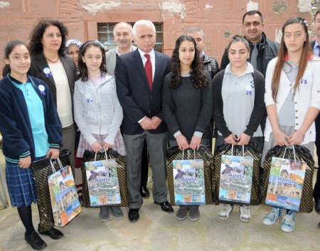 Didem ve Aleyna, Manisa'nın iki yıldır en çok kitap okuyan öğrencisi