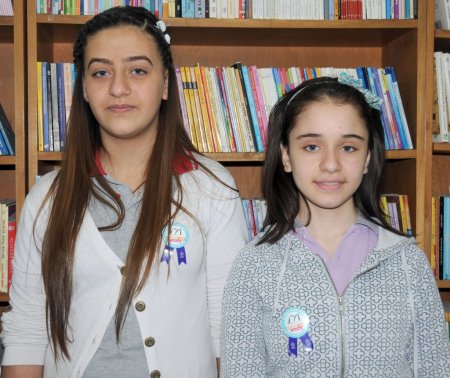 Didem ve Aleyna, Manisa'nın iki yıldır en çok kitap okuyan öğrencisi