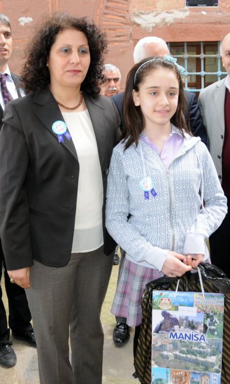 Didem ve Aleyna, Manisa'nın iki yıldır en çok kitap okuyan öğrencisi