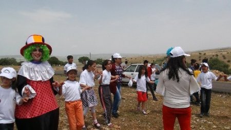 Dileklerini yazdıkları uçurtmalarla gökyüzünü süslediler