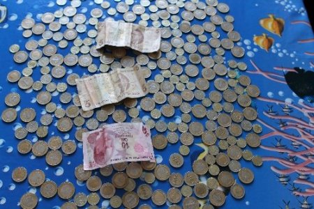 Dilenci kadınların üzerinden 170 lira çıktı