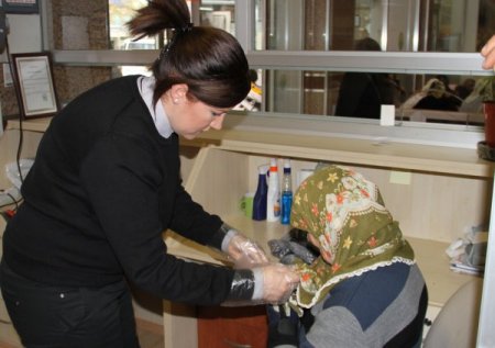 Dilenci topladığı parayı bebek bezinde sakladı