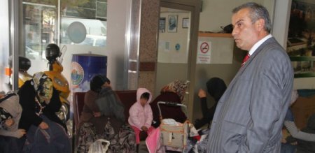 Dilenci topladığı parayı bebek bezinde sakladı