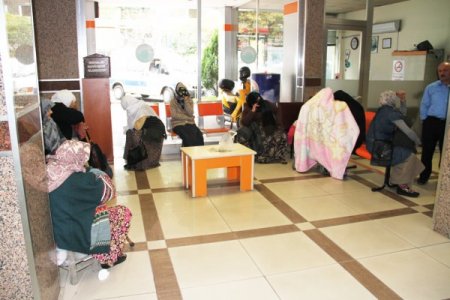 Dilenci topladığı parayı bebek bezinde sakladı