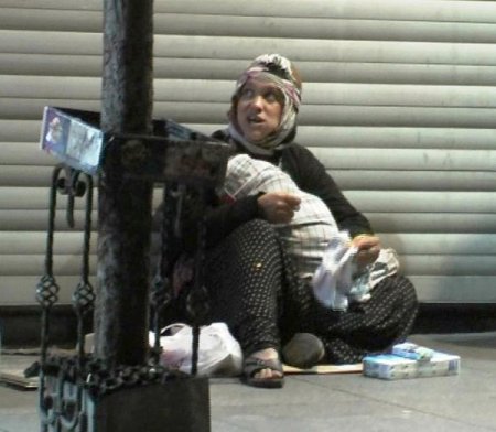 Dilencilikte Son Nokta: Kundaktan Bebek Yerine Bez Çıktı