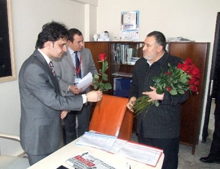 Din görevlilerinden hastane çalışanlarına gül takdimi