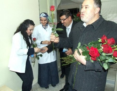 Din görevlilerinden hastane çalışanlarına gül takdimi
