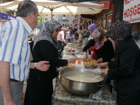 Dinar'da Eğitim Gönüllüsü Bayanlar Fakir Öğrenciler Yararına Kermes Açtı