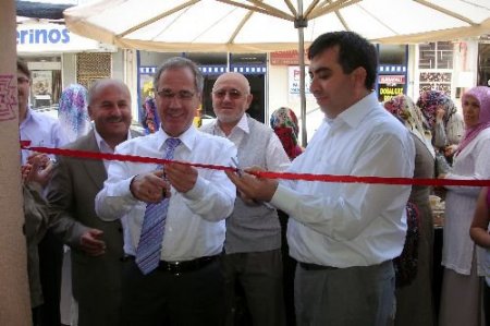 Dinar'da Eğitim Gönüllüsü Bayanlar Fakir Öğrenciler Yararına Kermes Açtı