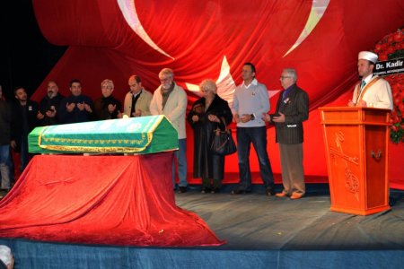 Dinçer Çekmez'i sanatçı dostları yalnız bırakmadı