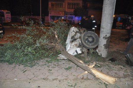 Direğe çarpan otomobil ikiye bölündü: 2 ölü, 2 yaralı