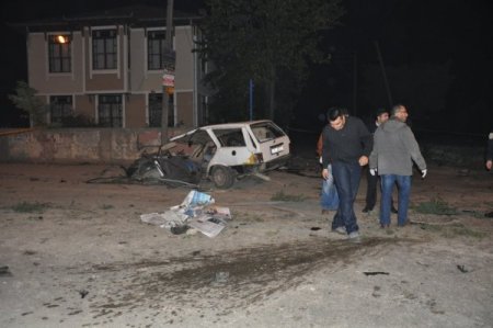 Direğe çarpan otomobil ikiye bölündü: 2 ölü, 2 yaralı