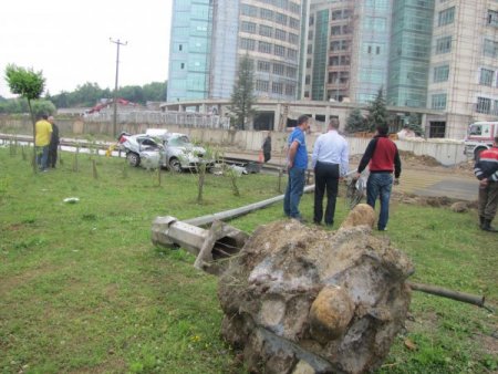 Direği Yerinden Söken Otomobil Hurdaya Döndü: 4 Ağır Yaralı