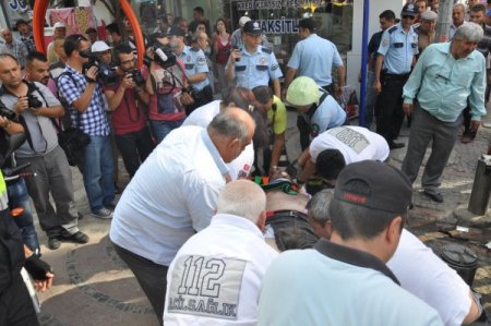 Direksiyon hakimiyetini kaybeden minibüs yayalara çarptı: 1 ölü, 2 yaralı