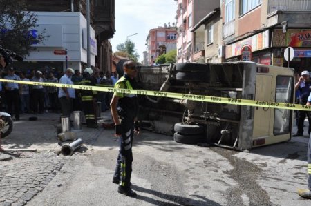 Direksiyon hakimiyetini kaybeden minibüs yayalara çarptı: 1 ölü, 2 yaralı