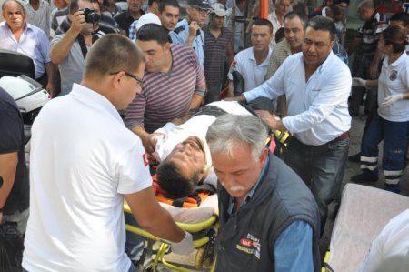 Direksiyon hakimiyetini kaybeden minibüs yayalara çarptı: 1 ölü, 2 yaralı