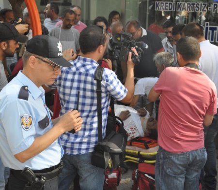 Direksiyon hakimiyetini kaybeden minibüs yayalara çarptı: 1 ölü, 2 yaralı