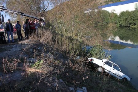 Direksiyon hakimiyetini kaybeden sürücü dereye uçtu