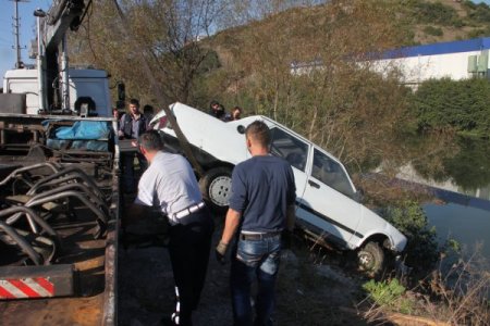 Direksiyon hakimiyetini kaybeden sürücü dereye uçtu