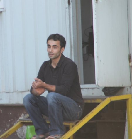 Direksiyon hakimiyetini kaybeden sürücü dereye uçtu