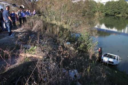 Direksiyon hakimiyetini kaybeden sürücü dereye uçtu