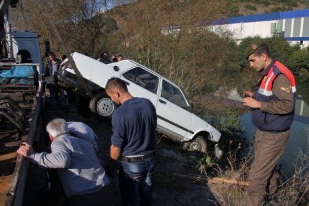 Direksiyon hakimiyetini kaybeden sürücü dereye uçtu