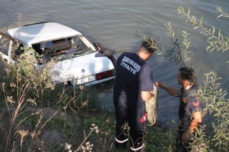 Direksiyon hakimiyetini kaybeden sürücü dereye uçtu