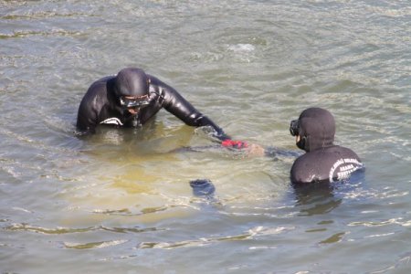 Direksiyon hakimiyetini kaybeden sürücü dereye uçtu