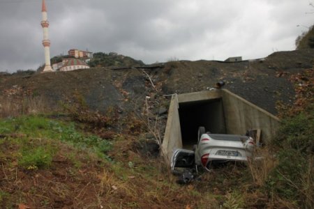 Direksiyon hakimiyetini kaybeden sürücü dereye uçtu